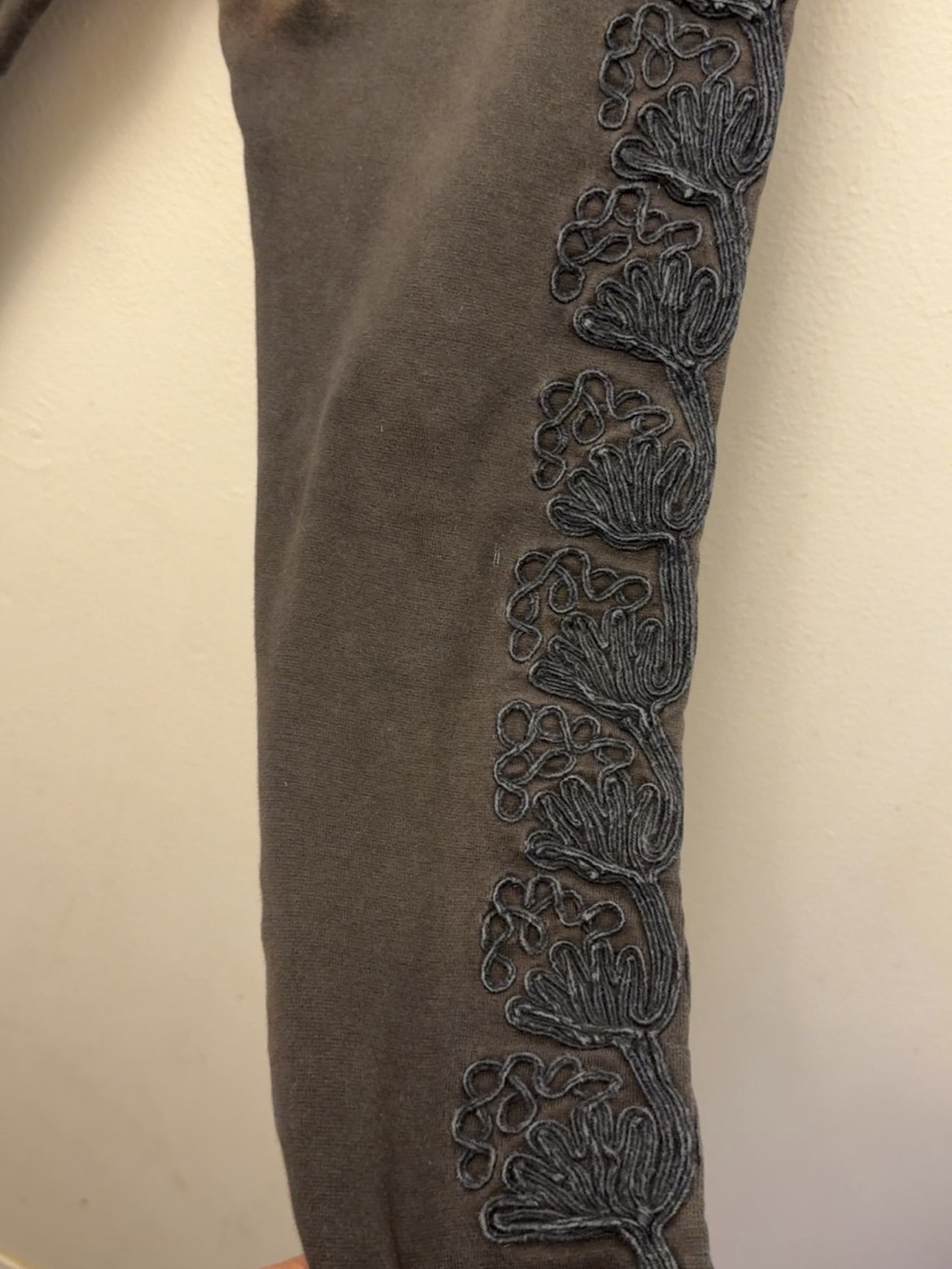 Magnolia Pearl Black Embroidered Side-Panel Legging pants - Picture 11 of 13